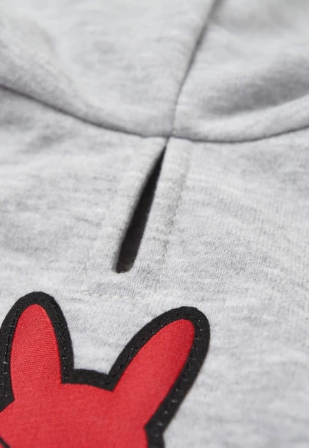 Bluza dla psa Hoodie Dog Grey, zbliżenie na naszywkę maskotki przy kapturze