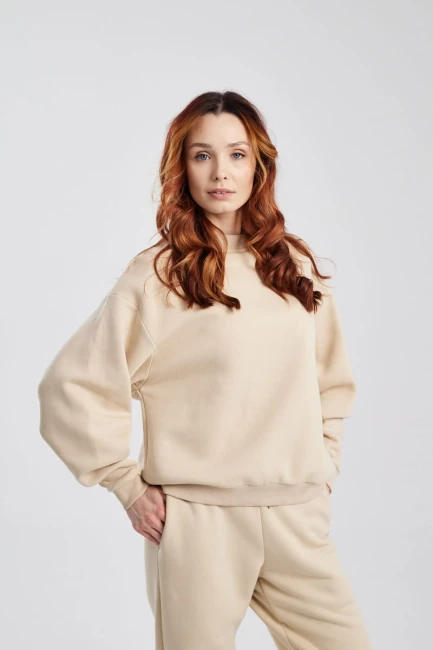 Bluza damska Sweatshirt Sandstone, widok na modelce z ręką opartą na biodrze