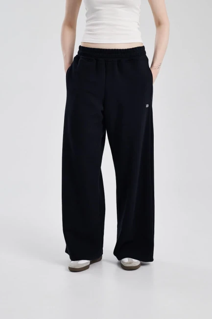 Spodnie damskie Baggy Pants Obsidian, zbliżenie na krój spodni od przodu