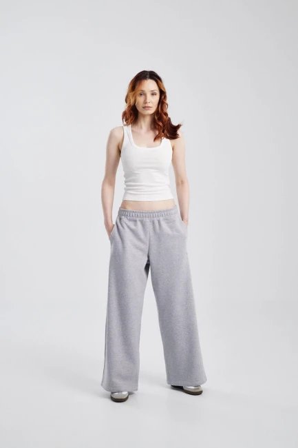 Spodnie damskie Baggy Pants Ash, widok na modelce w zestawieniu z topem