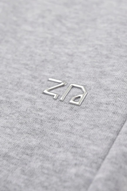 Spodnie damskie Baggy Pants Ash, zbliżenie na logo przy kieszeni