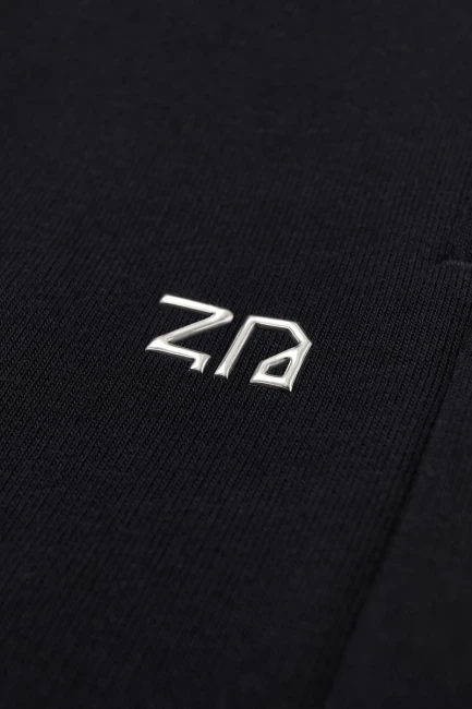 Spodnie damskie Baggy Pants Obsidian, zbliżenie na logo przy kieszeni