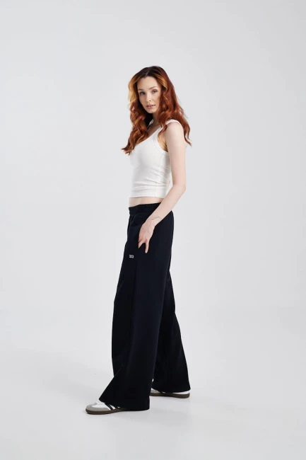 Spodnie damskie Baggy Pants Obsidian, widok produktu na modelce od boku