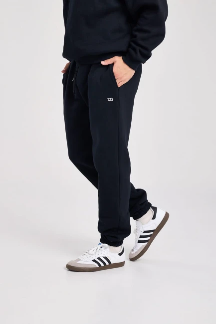 Spodnie męskie Pants Noir, widok z boku z widocznym logo przy biodrze