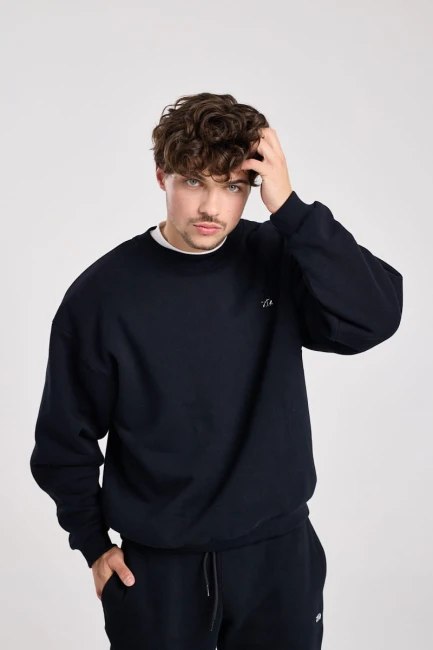 Bluza męska Sweatshirt Noir, widok na modelu w zestawieniu ze spodniami