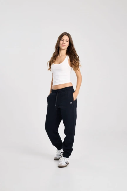 Spodnie damskie Pants Noir, widok na modelce w zestawieniu z crop topem