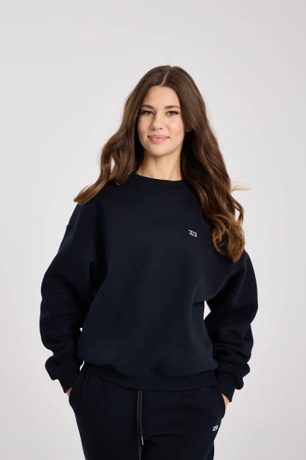 Bluza damska Sweatshirt Noir, widok produktu na modelce od przodu