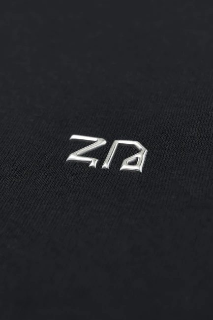 Spodnie damskie Pants Noir, zbliżenie na logo przy kieszeni