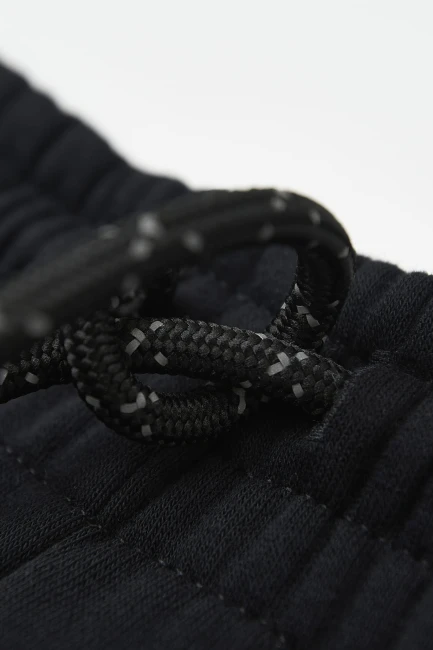 Spodnie męskie Pants Noir, detal zawiązanego troczka w pasie