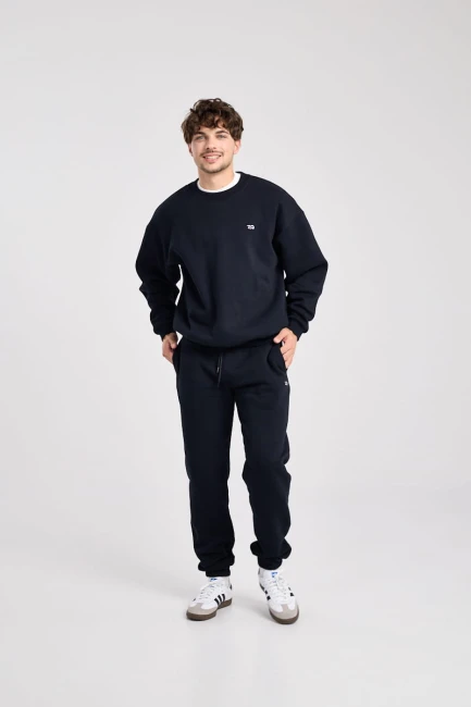 Spodnie męskie Pants Noir, widok na modelu w zestawieniu z bluzą