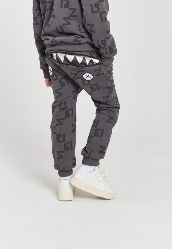 Przejdź do produktu SPODNIE DRESOWE DZIECIĘCE HUNGRY ONE ALLOVER GREY