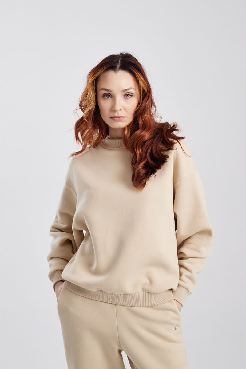 Bluza damska Sweatshirt Sandstone, zbliżenie na modelce z rękami w kieszeniach