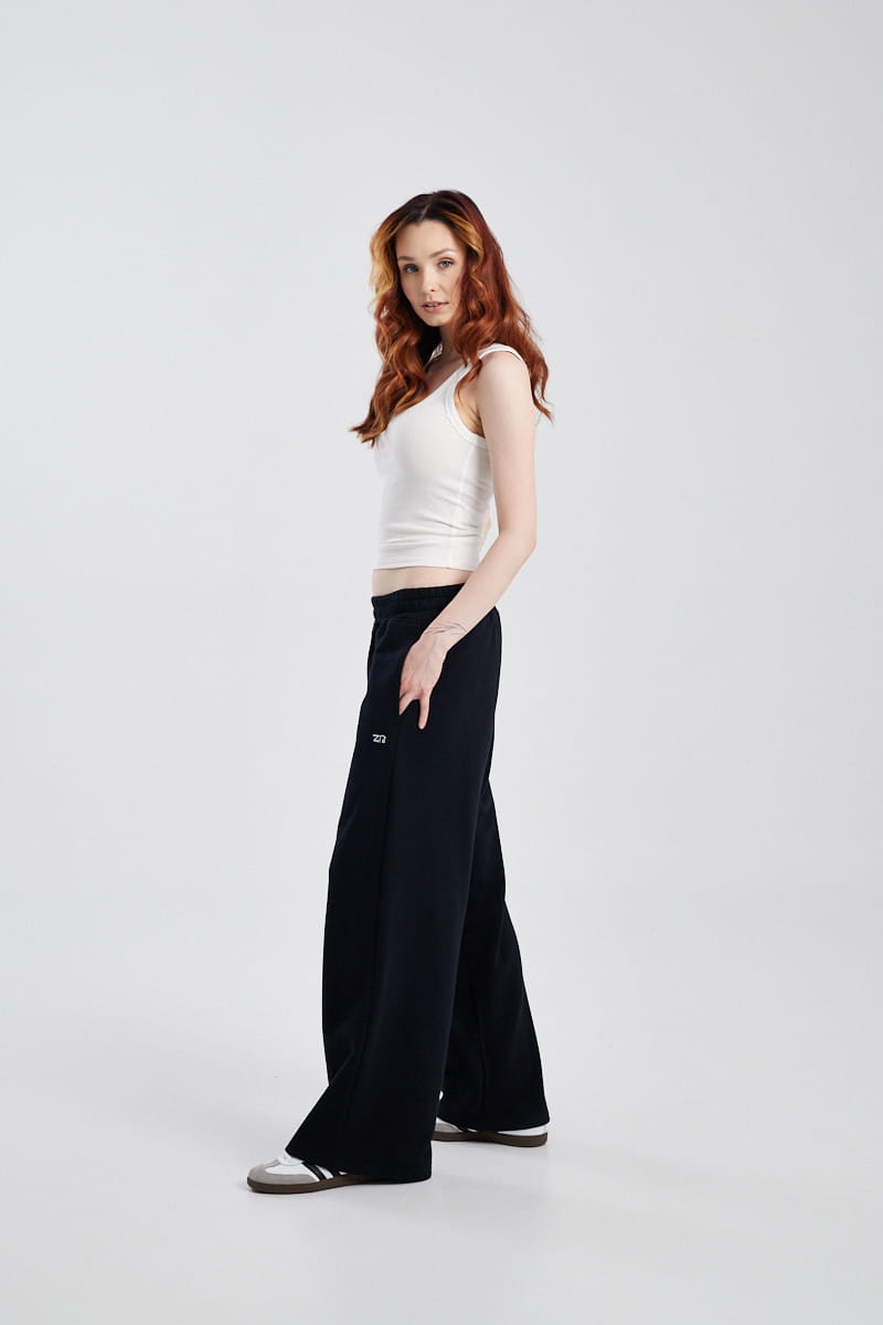 Spodnie damskie Baggy Pants Obsidian, widok produktu na modelce od boku