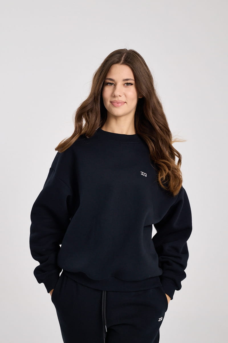 Bluza damska Sweatshirt Noir, widok produktu na modelce od przodu